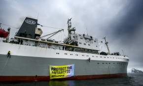 En defensa de la Antártica: Activistas se enfrentan a buque ucraniano encadenándose al ancla [FOTOS]